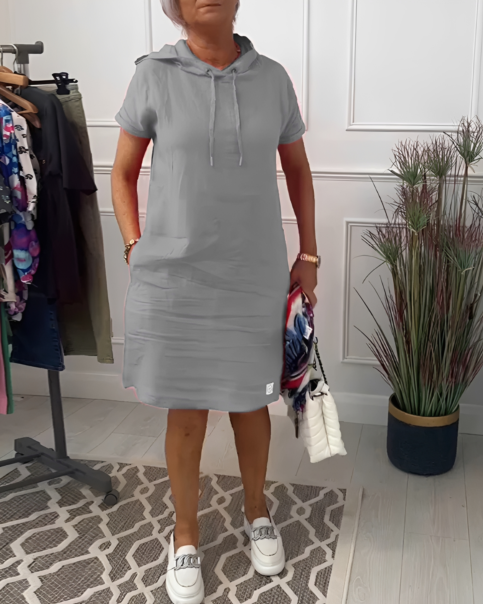 Tasha - Bequemes Midikleid mit Kapuze