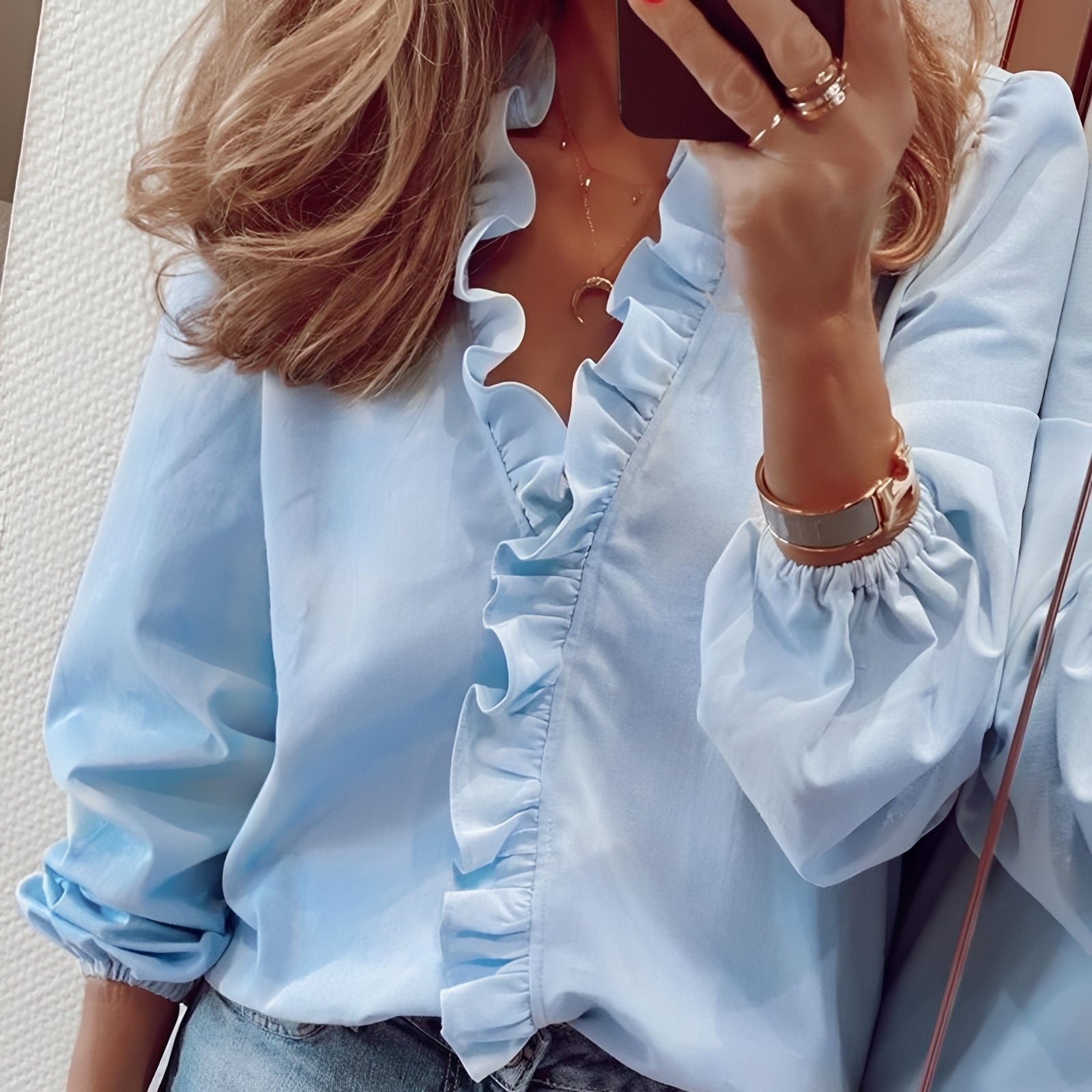 Martha - Elegante Damenbluse mit Rüschen und V-Ausschnitt