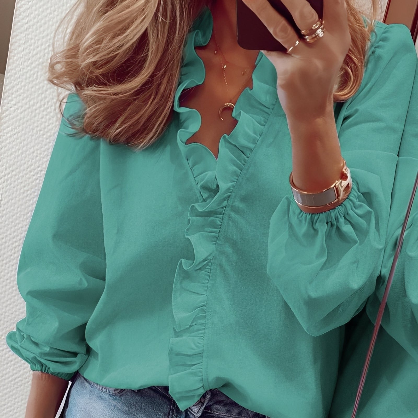 Martha - Elegante Damenbluse mit Rüschen und V-Ausschnitt