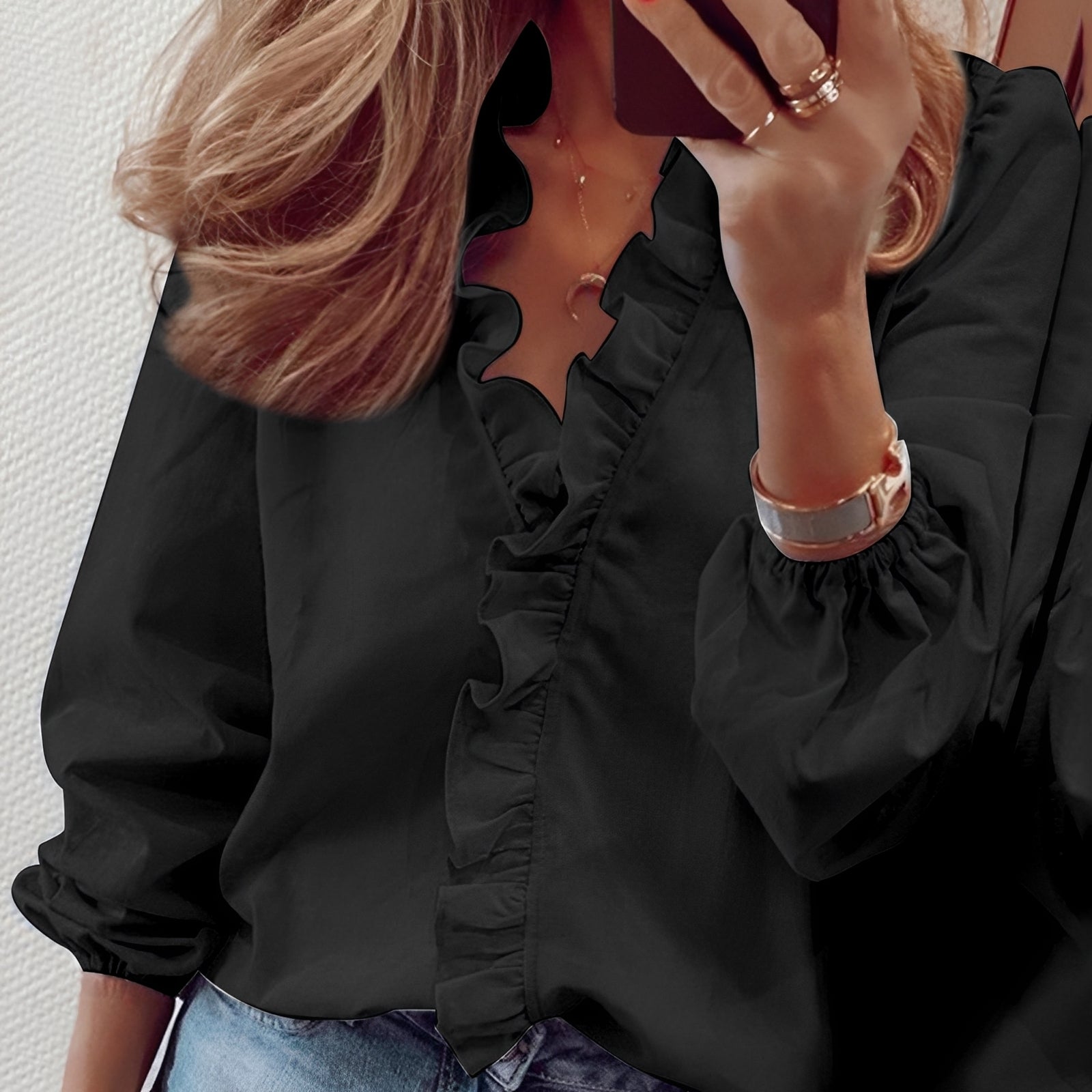 Martha - Elegante Damenbluse mit Rüschen und V-Ausschnitt